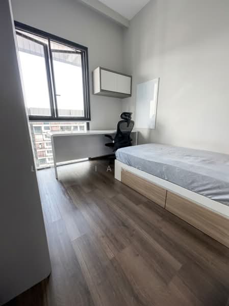 5mins walk to MRT/Mall. Upper floor with lift assess. Roof terrace can fully utilise, , 5 Bedrooms, 2,540 sqft, Condominium For Sale, by Lee Liang Fei, 500212688 - Bedroom - PropertyGuru.com.sg