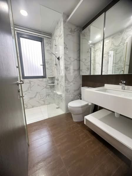 5mins walk to MRT/Mall. Upper floor with lift assess. Roof terrace can fully utilise, , 5 Bedrooms, 2,540 sqft, Condominium For Sale, by Lee Liang Fei, 500212688 - Bathroom - PropertyGuru.com.sg