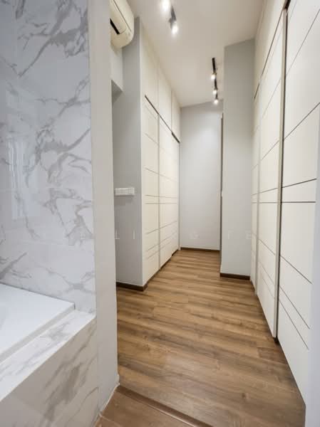 5mins walk to MRT/Mall. Upper floor with lift assess. Roof terrace can fully utilise, , 5 Bedrooms, 2,540 sqft, Condominium For Sale, by Lee Liang Fei, 500212688 - Bathroom - PropertyGuru.com.sg