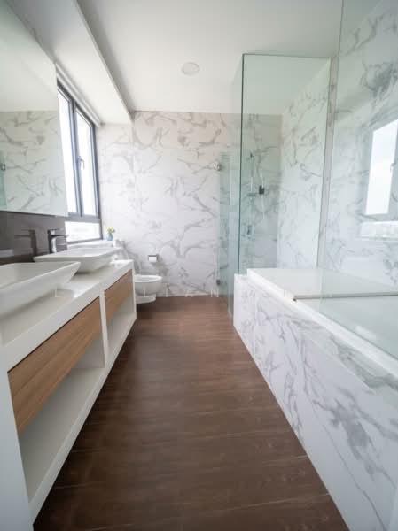 5mins walk to MRT/Mall. Upper floor with lift assess. Roof terrace can fully utilise, , 5 Bedrooms, 2,540 sqft, Condominium For Sale, by Lee Liang Fei, 500212688 - Bathroom - PropertyGuru.com.sg