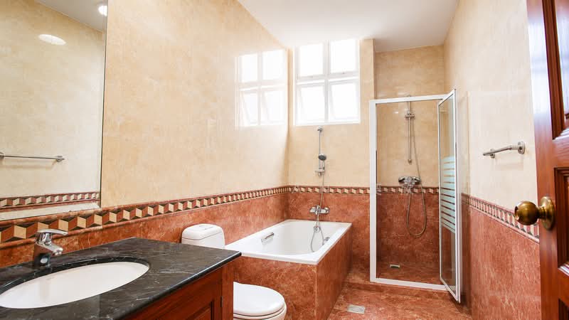 Pinewood Terrace, Pinewood Grove, 5 Bedrooms, 4,000 sqft, Terraced House For Sale, by John Tan 奕欣, 500212748 - Bathroom - PropertyGuru.com.sg