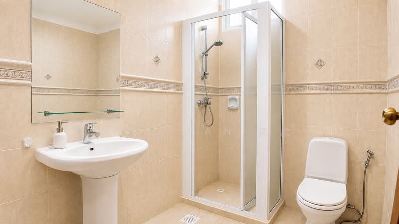 Pinewood Terrace, Pinewood Grove, 5 Bedrooms, 4,000 sqft, Terraced House For Sale, by John Tan 奕欣, 500212748 - Bathroom - PropertyGuru.com.sg