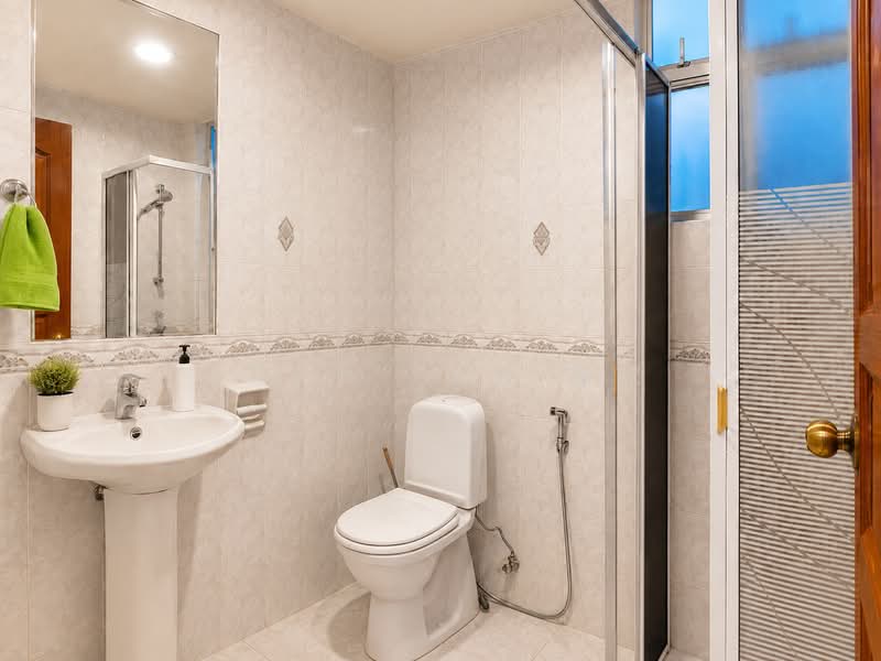 Pinewood Terrace, Pinewood Grove, 5 Bedrooms, 4,000 sqft, Terraced House For Sale, by John Tan 奕欣, 500212748 - Bathroom - PropertyGuru.com.sg