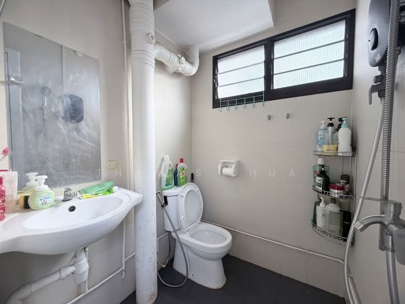 224 Jurong East Street 21, 224 Jurong East Street 21, 3 Bedrooms, 979 sqft, HDB Flat For Sale, by Thomas Chua, 500212819 - Bathroom - PropertyGuru.com.sg