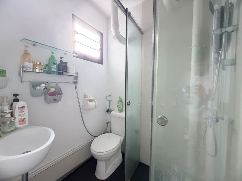 224 Jurong East Street 21, 224 Jurong East Street 21, 3 Bedrooms, 979 sqft, HDB Flat For Sale, by Thomas Chua, 500212819 - Bathroom - PropertyGuru.com.sg