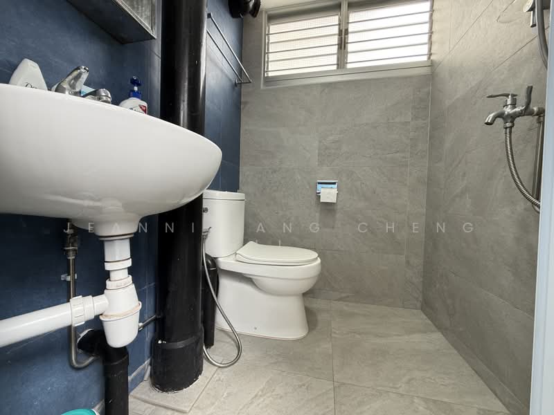 202 Bedok North Street 1, 202 Bedok North Street 1, 2 Bedrooms, 883 sqft, HDB Flat For Sale, by Jeannie Ang Cheng Li, 500212870 - Bathroom - PropertyGuru.com.sg