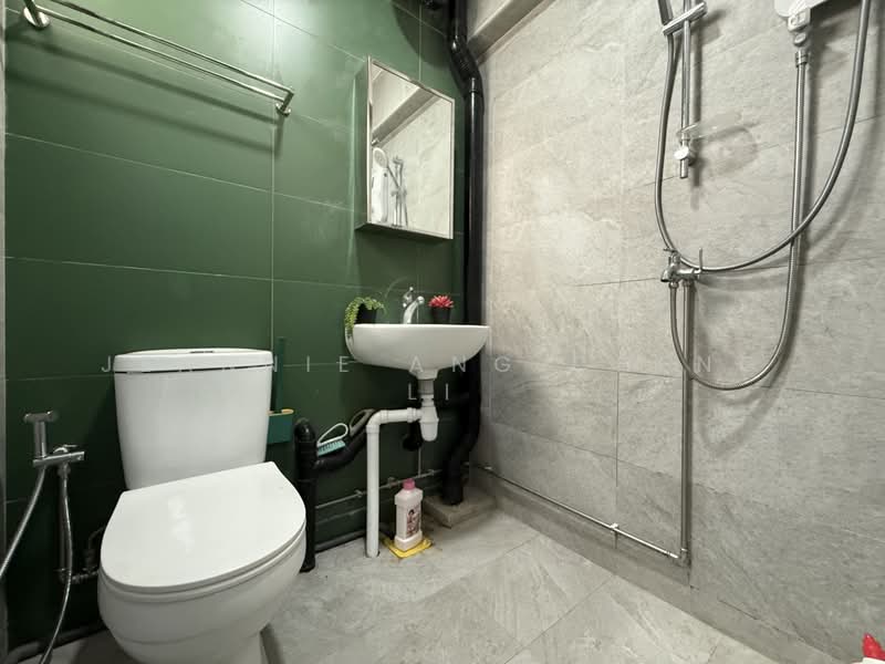 202 Bedok North Street 1, 202 Bedok North Street 1, 2 Bedrooms, 883 sqft, HDB Flat For Sale, by Jeannie Ang Cheng Li, 500212870 - Bathroom - PropertyGuru.com.sg