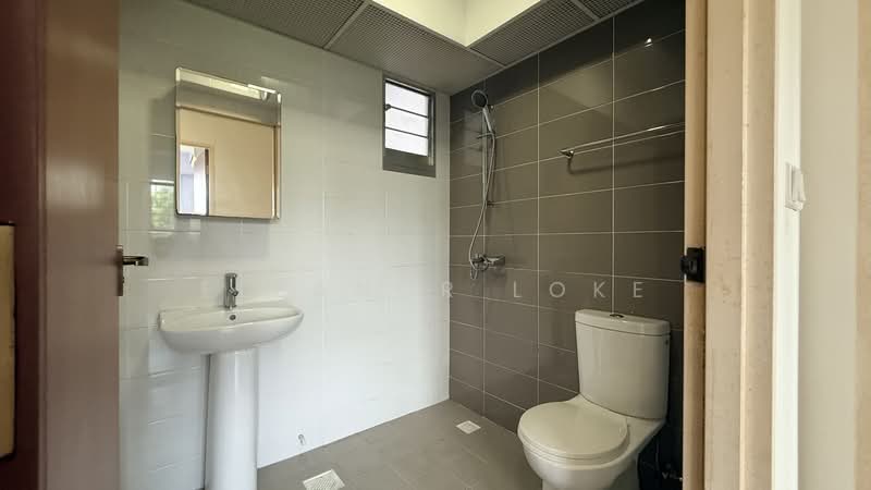 130B Lorong 1 Toa Payoh, 130B Lorong 1 Toa Payoh, 2 Bedrooms, 732 sqft, HDB Flat For Sale, by Eleanor Loke, 500212912 - Common Bathroom - PropertyGuru.com.sg