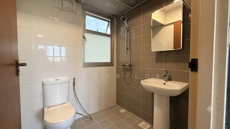 130B Lorong 1 Toa Payoh, 130B Lorong 1 Toa Payoh, 2 Bedrooms, 732 sqft, HDB Flat For Sale, by Eleanor Loke, 500212912 - Main Bathroom - PropertyGuru.com.sg