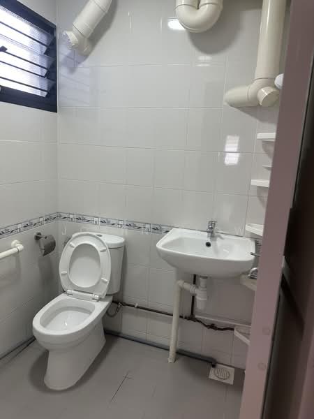 468 Ang Mo Kio Avenue 10, 468 Ang Mo Kio Avenue 10, 2 Bedrooms, 807 sqft, HDB Flat For Sale, by Joanne Low, 500212934 - Bathroom - PropertyGuru.com.sg