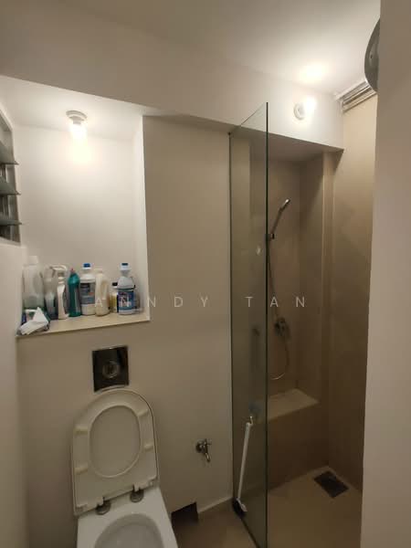 230 Serangoon Avenue 4, 230 Serangoon Avenue 4, 3 Bedrooms, 1,033 sqft, HDB Flat For Rent, by Anndy Tan, 500212952 - Bathroom - PropertyGuru.com.sg