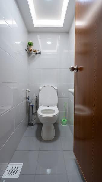 1 Hougang Avenue 3, 1 Hougang Avenue 3, Room Rental, 150 sqft, HDB Flat For Rent, by Jovin Yeo, 500212985 - Bathroom - PropertyGuru.com.sg