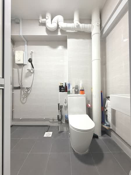 450 Hougang Avenue 10, 450 Hougang Avenue 10, 3 Bedrooms, 1,130 sqft, HDB Flat For Sale, by Nigel Tan, 500213019 - Bathroom - PropertyGuru.com.sg