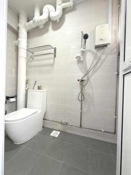 450 Hougang Avenue 10, 450 Hougang Avenue 10, 3 Bedrooms, 1,130 sqft, HDB Flat For Sale, by Nigel Tan, 500213019 - Bathroom - PropertyGuru.com.sg