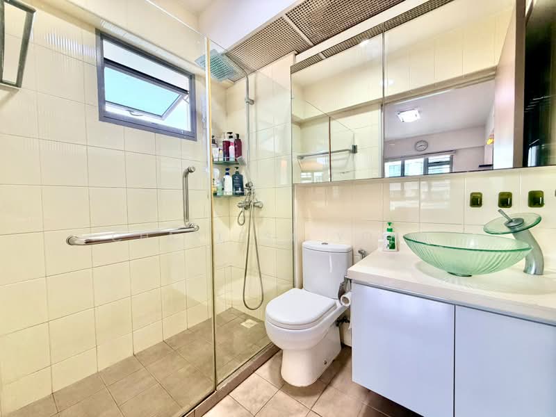 271D Punggol Walk, 271D Punggol Walk, 3 Bedrooms, 990 sqft, HDB Flat For Sale, by Charissa Yong, 500213098 - Bathroom - PropertyGuru.com.sg