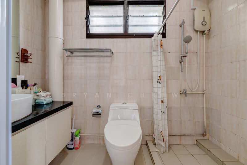 708 Tampines Street 71, 708 Tampines Street 71, 3 Bedrooms, 1,076 sqft, HDB Flat For Sale, by Bryan Chiew, 500213141 - Bathroom - PropertyGuru.com.sg