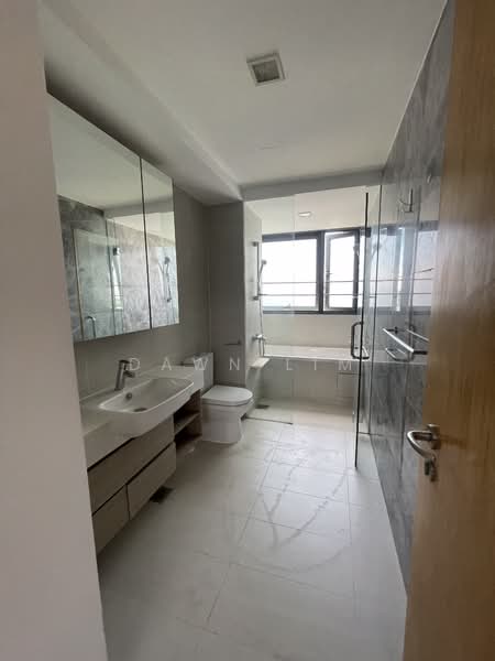 The Lakefront Residences, 42 Lakeside Drive, 4 Bedrooms, 1,421 sqft, Condominium For Rent, by Dawn Lim, 500213151 - Master Bathroom - PropertyGuru.com.sg