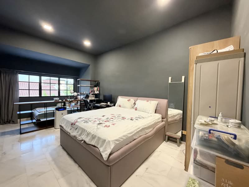 classical semi-d with big land, renovated with good move-in condition, Walk to beach of sea with fresh air & lush greenery! call 8130 3636, Pasir Ris / Tampines, 4 Bedrooms, 4,500 sqft, Semi-Detached House For Sale, by Kim Yan 金燕, 500213199 - Bedroom - PropertyGuru.com.sg