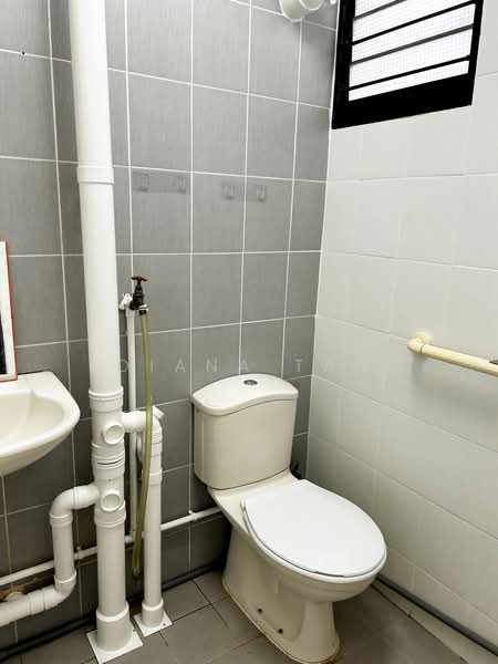 108 Ang Mo Kio Avenue 4, 108 Ang Mo Kio Avenue 4, 2 Bedrooms, 721 sqft, HDB Flat For Sale, by Diana Tan, 500213245 - Master room Bathroom - PropertyGuru.com.sg