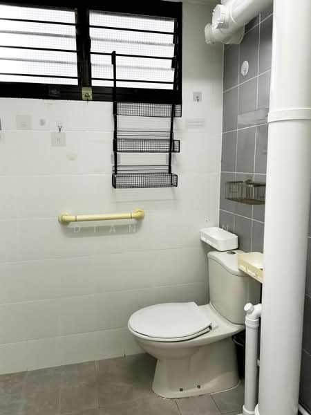 108 Ang Mo Kio Avenue 4, 108 Ang Mo Kio Avenue 4, 2 Bedrooms, 721 sqft, HDB Flat For Sale, by Diana Tan, 500213245 - Common Bathroom - PropertyGuru.com.sg