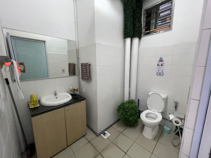 Wcega Tower, 21 Bukit Batok Crescent, 969 sqft, Light Industrial (B1) For Sale, by Jet Lim, 500213278 - Bathroom - CommercialGuru.com.sg