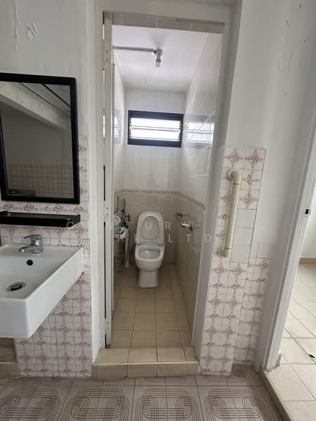 125 Lorong 1 Toa Payoh, 125 Lorong 1 Toa Payoh, 2 Bedrooms, 720 sqft, HDB Flat For Rent, by KATE, 500213286 - Bathroom - PropertyGuru.com.sg