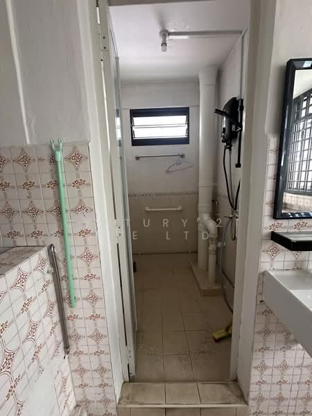 125 Lorong 1 Toa Payoh, 125 Lorong 1 Toa Payoh, 2 Bedrooms, 720 sqft, HDB Flat For Rent, by KATE, 500213286 - Bathroom - PropertyGuru.com.sg