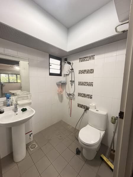 546A Segar Road, 546A Segar Road, Room Rental, 107 sqft, HDB Flat For Rent, by Irene Sim, 500213328 - Bathroom - PropertyGuru.com.sg