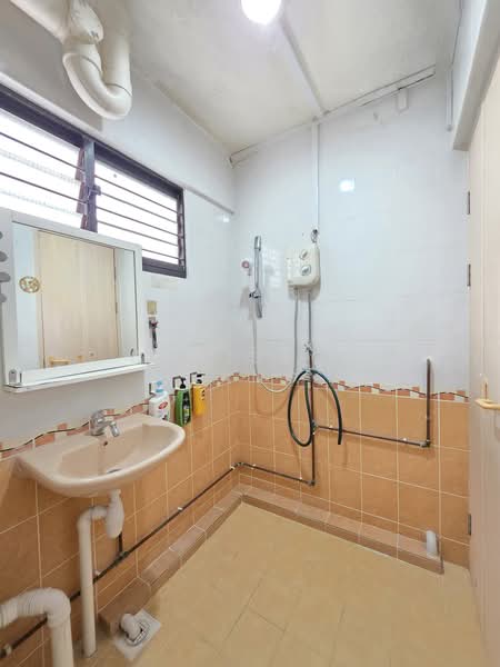 317 Jurong East Street 31, 317 Jurong East Street 31, 3 Bedrooms, 1,130 sqft, HDB Flat For Sale, by Christon Kang, 500213334 - Bathroom - PropertyGuru.com.sg