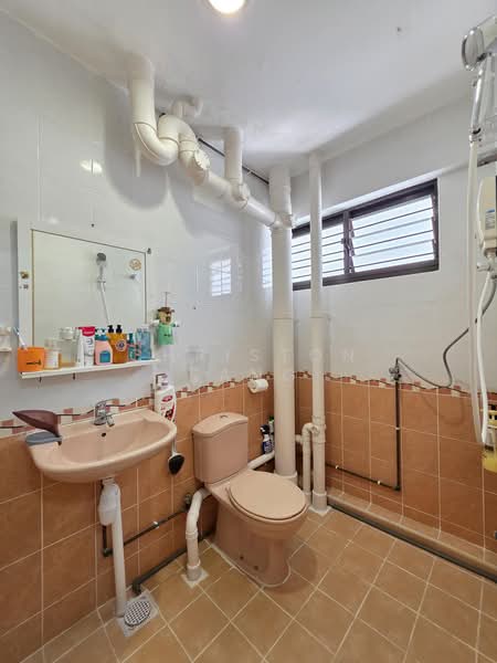 317 Jurong East Street 31, 317 Jurong East Street 31, 3 Bedrooms, 1,130 sqft, HDB Flat For Sale, by Christon Kang, 500213334 - Bathroom - PropertyGuru.com.sg