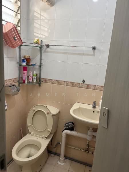 320 Clementi Avenue 4, 320 Clementi Avenue 4, 2 Bedrooms, 720 sqft, HDB Flat For Rent, by James Tan, 500213377 - Bathroom - PropertyGuru.com.sg