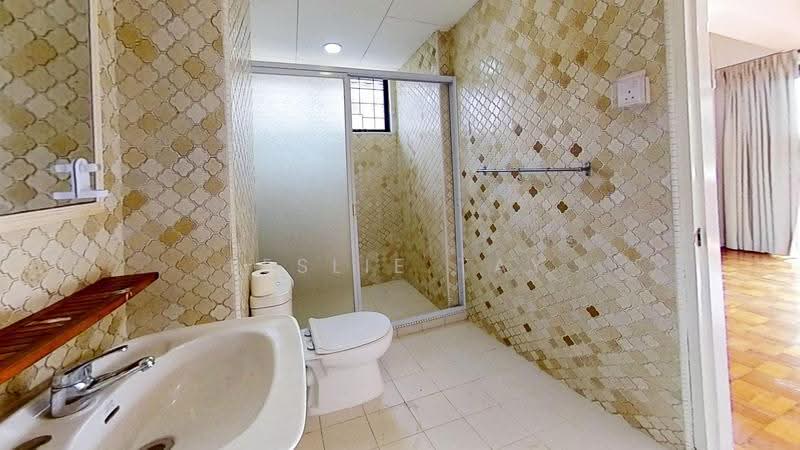 Holland Grove, 3 Holland Grove View, Tanglin / Holland / Bukit Timah, 5 Bedrooms, 5,000 sqft, Detached House For Sale, by Leslie Tay, 500213395 - Bathroom - PropertyGuru.com.sg