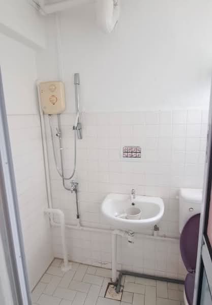261 Yishun street 22, Yishun street 22, 828 sqft, Shop / Shophouse For Rent, by Gibson Ho, 500213456 - Bathroom - CommercialGuru.com.sg
