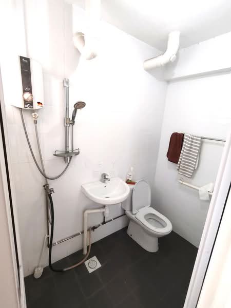 112 Serangoon North Avenue 1, 112 Serangoon North Avenue 1, 2 Bedrooms, 764 sqft, HDB Flat For Sale, by Ashley Chai 蔡忝玲, 500213486 - Bathroom - PropertyGuru.com.sg