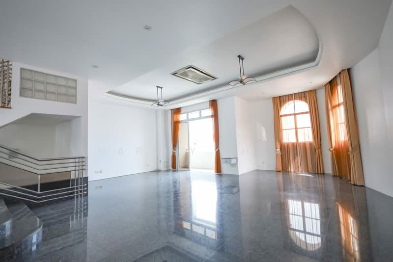 3-storey semi-detached house with basement in popular D16, , 5 Bedrooms, 11,200 sqft, Semi-Detached House For Sale, by Harvey Chia, 500213504 - Living Room - PropertyGuru.com.sg