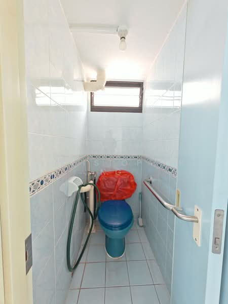128 Lorong 1 Toa Payoh, 128 Lorong 1 Toa Payoh, 2 Bedrooms, 721 sqft, HDB Flat For Sale, by CHRISTOPHER NG, 500213527 - Bathroom - PropertyGuru.com.sg