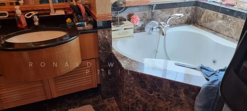 Melrose Park, 91 Kellock Road, 5 Bedrooms, 3,316 sqft, Condominium For Rent, by RONALD, 500213614 - Bathroom - PropertyGuru.com.sg