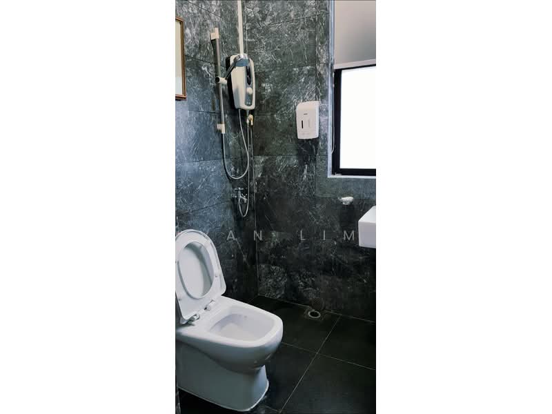 Multi-Wide Industrial Building, 18 Mandai Estate, Admiralty / Woodlands, 1,130 sqft, Factory / Workshop (B2) For Rent, by Ivan Lim, 500213653 - Bathroom - CommercialGuru.com.sg