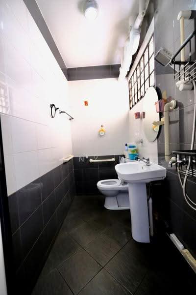 227 Choa Chu Kang Central, 227 Choa Chu Kang Central, Dairy Farm / Bukit Panjang / Choa Chu Kang, 3 Bedrooms, 1,130 sqft, HDB Flat For Sale, by Rony Ng, 500213694 - Bathroom - PropertyGuru.com.sg