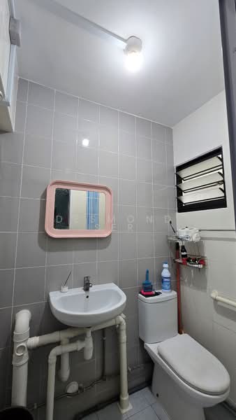 125 Hougang Avenue 1, 125 Hougang Avenue 1, 2 Bedrooms, 721 sqft, HDB Flat For Sale, by Desmond Ser, 500213705 - Bathroom - PropertyGuru.com.sg