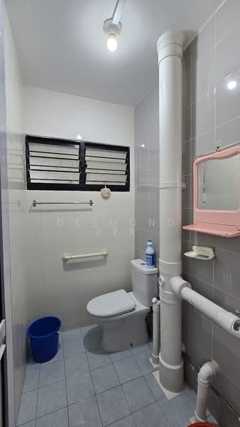 125 Hougang Avenue 1, 125 Hougang Avenue 1, 2 Bedrooms, 721 sqft, HDB Flat For Sale, by Desmond Ser, 500213705 - Bathroom - PropertyGuru.com.sg