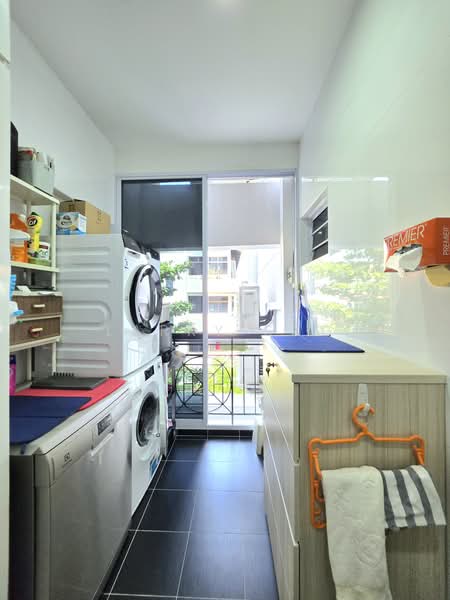 Torie Mansion, 75-75D Everitt Road, 3 Bedrooms, 1,356 sqft, Condominium For Sale, by Larry Sng, 500213785 - Balcony - PropertyGuru.com.sg