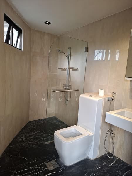 589616, , 3 Bedrooms, 1,500 sqft, Walk-up Apartment For Rent, by Abdullah Hameed, 500213811 - Bathroom - PropertyGuru.com.sg