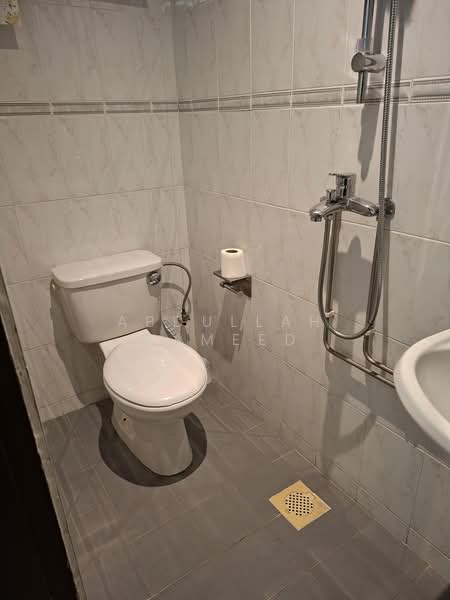 589616, , 3 Bedrooms, 1,500 sqft, Walk-up Apartment For Rent, by Abdullah Hameed, 500213811 - Bathroom - PropertyGuru.com.sg