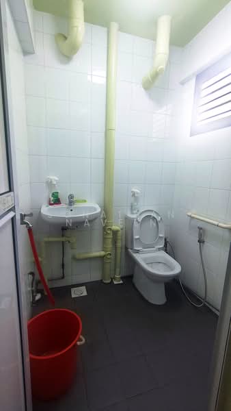 324 Hougang Avenue 5, 324 Hougang Avenue 5, 2 Bedrooms, 721 sqft, HDB Flat For Sale, by Jonathan Naveen, 500213812 - Bathroom - PropertyGuru.com.sg