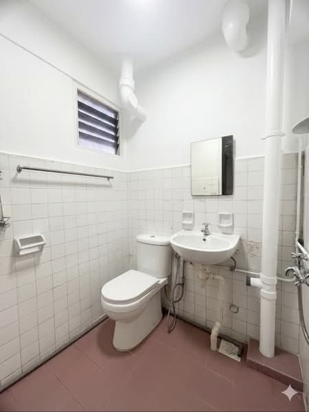 182 Ang Mo Kio Avenue 5, 182 Ang Mo Kio Avenue 5, 2 Bedrooms, 732 sqft, HDB Flat For Sale, by Christine Gouw, 500213813 - Bathroom - PropertyGuru.com.sg