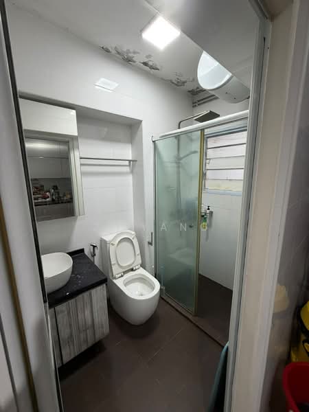 953 Hougang Avenue 9, 953 Hougang Avenue 9, Room Rental, 120 sqft, HDB Flat For Rent, by Zi Yang, 500213825 - Bathroom - PropertyGuru.com.sg
