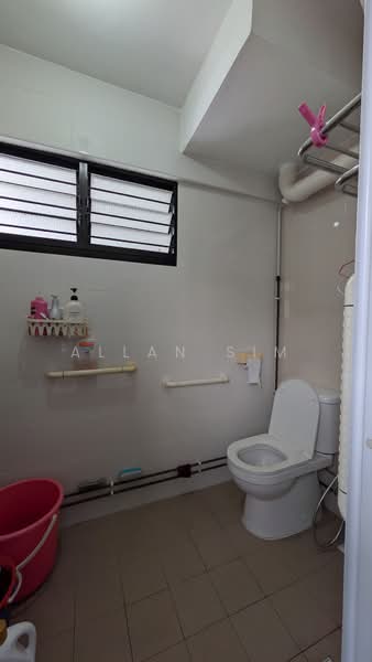 144 Tampines Street 12, 144 Tampines Street 12, 3 Bedrooms, 1,109 sqft, HDB Flat For Sale, by Allan Sim, 500213863 - Bathroom - PropertyGuru.com.sg
