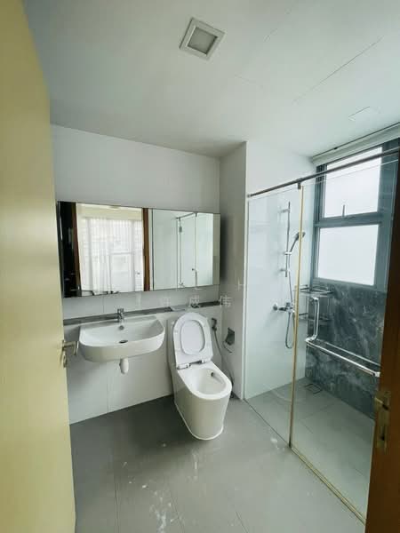 Eight Courtyards, 2 Canberra Drive, 3 Bedrooms, 1,152 sqft, Condominium For Sale, by Eddie Hui (许成伟), 500213886 - Master Bathroom - PropertyGuru.com.sg