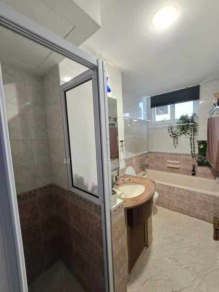 Castle Green, 481 Yio Chu Kang Road, 3 Bedrooms, 1,216 sqft, Condominium For Sale, by MH Quek, 500213915 - Bathroom - PropertyGuru.com.sg